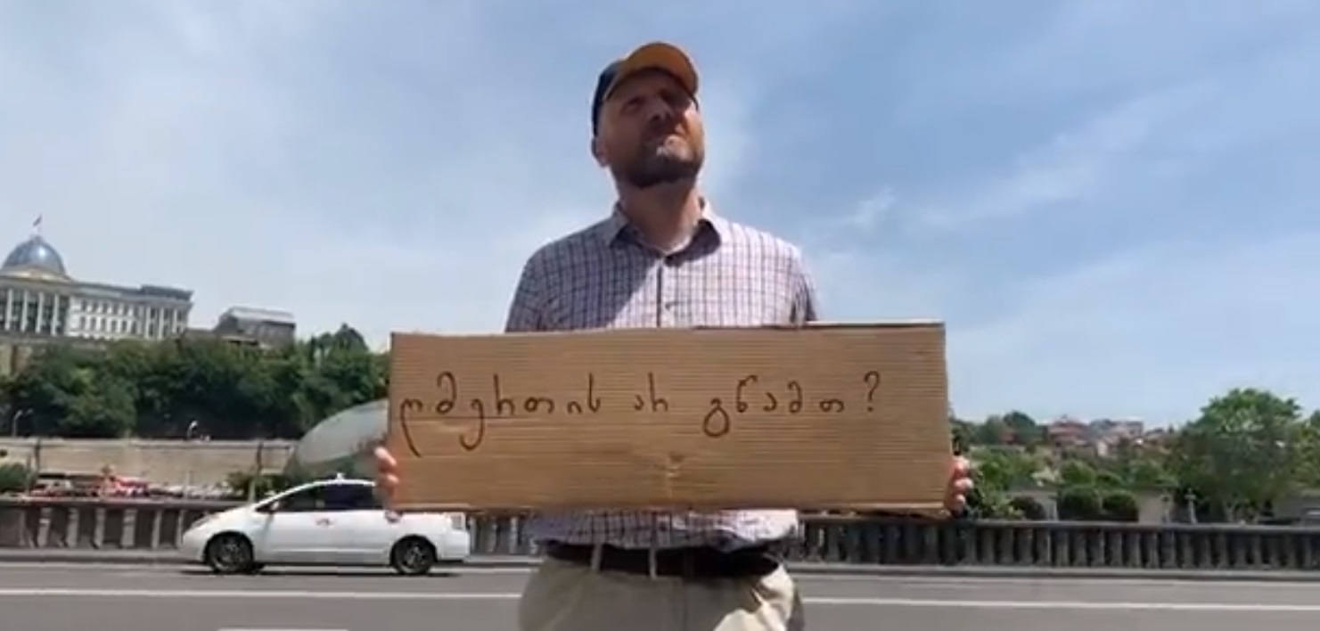 “ღმერთის არ გწამთ?”- ზურა ჯაფარიძემ საპატრიარქოსთან აქცია გამართა (ვიდეო)