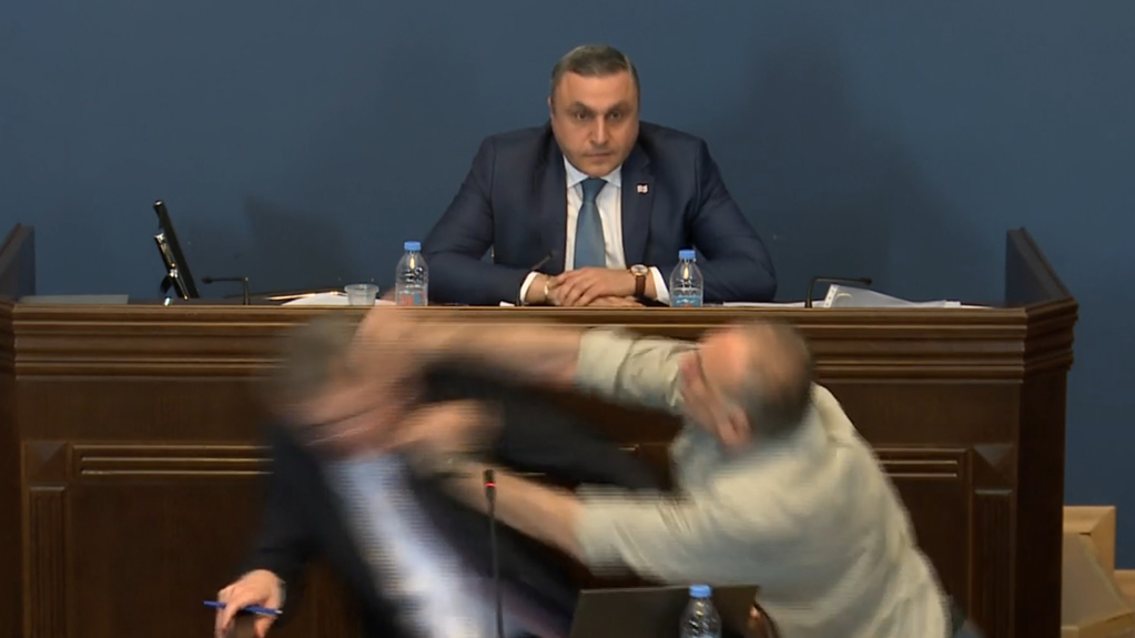 მდინარაძეს გადაეცით, ვნანობ უფრ კარგად რომ არ შემოვარტყი და კობახიძე ზედ არ დავაყოლე! –  ელისაშვილი